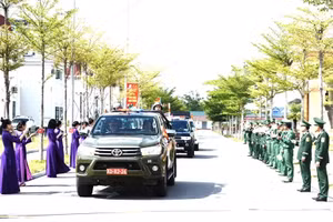 Đoàn xe chở cán bộ, nhân viên Đội 192 sang Lào thực hiện nhiệm vụ thiêng liêng sáng 7/9.