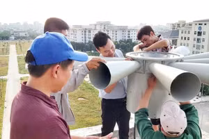 Lắp đặt và kiểm tra cụm còi hú cảnh báo phòng, chống thiên tai tại Tòa nhà làm việc các cơ quan, đơn vị TP Huế.