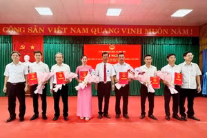 UBND xã Phú Hồ (TP Huế) công bố các quyết định chỉ định Trưởng thôn lâm thời.