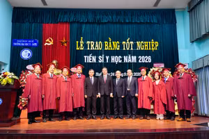 Ban Giám hiệu Trường ĐH Y Dược Huế chụp ảnh lưu niệm cùng 8 tân tiến sĩ tại buổi lễ. (Ảnh: Thu Mai)