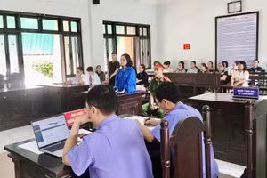 Phiên tòa xét xử bị cáo Lê Thị Phi Khanh.