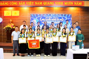 Tuyên dương đội bóng đá nữ Trường Đại học Sư phạm, Đại học Huế giành chức vô địch bảng đấu nữ ở Giải bóng đá sinh viên Huế 2026.
