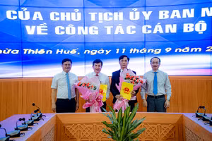 Ông Nguyễn Tân (thứ 2 từ trái qua) được bổ nhiệm lại Giám đốc Sở GD&ĐT tỉnh Thừa Thiên Huế cùng với ông Nguyễn Vinh Hưng (thứ 2 từ phải qua) được bổ nhiệm mới là Phó Giám đốc Sở GD&ĐT tỉnh này.