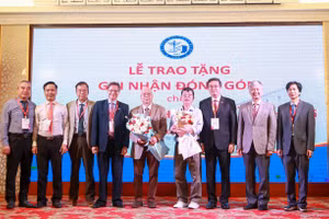 Trao tặng và tri ân công lao đóng góp của 2 bác sĩ Giáo sư Bùi Văn Minh và Giáo sư Trần Thống.