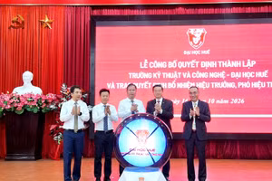 Các đại biểu làm nghi thức ra mắt thành lập Trường Kỹ thuật và Công nghệ - Đại học Huế.