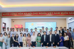 Đại diện Trường Cao đẳng Huế, các sở ban ngành cùng doanh nghiệp chụp ảnh lưu niệm tại Hội nghị Hợp tác doanh nghiệp năm 2026.