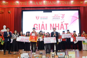 Dự án “Tất gel thảo dược An Túc” của nhóm sinh viên Trường Đại học Y - Dược, Đại học Huế đạt giải Nhất.