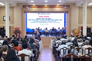 Tọa đàm "Dòng chảy 50 năm - Kiến tạo đại học tự chủ và Đổi mới sáng tạo" tại Trường Đại học Khoa học, Đại học Huế.