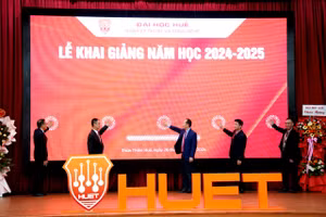 Các đại biểu bấm nút khai giảng năm học mới Khoa Kỹ thuật và Công nghệ - Đại học Huế. (Ảnh: Ngọc Minh)