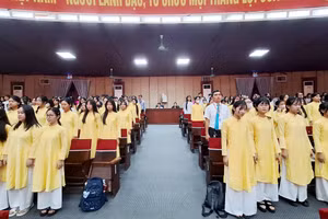 Học sinh, sinh viên Trường Cao đẳng Huế thực hiện nghi thức chào cờ tại Lễ khai giảng. (Ảnh: Đại Dương)