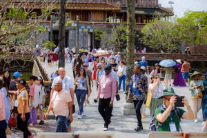 Đông du khách đến tham quan Đại Nội Huế dịp nghỉ lễ 30/4-1/5. (Ảnh: Đình Hoàng)
