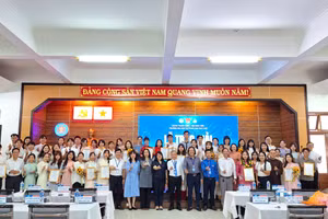 Lãnh đạo Trường Đại học Sư phạm, Đại học Huế cùng các sinh viên, nhóm sinh viên đoạt giải thưởng chụp ảnh lưu niệm. (Ảnh: Đại Dương)