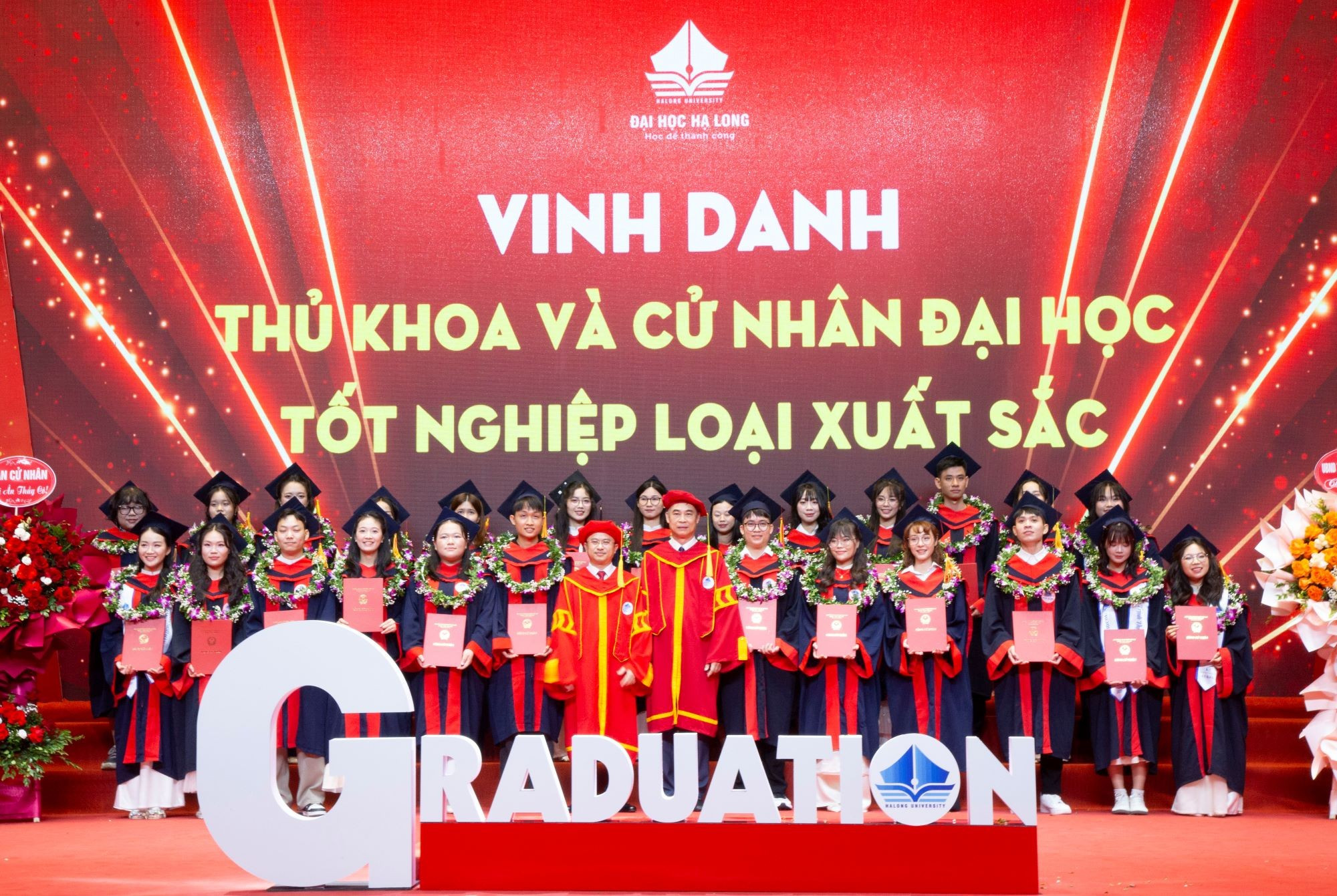 các sinh viên xuất sắc được vinh danh.
