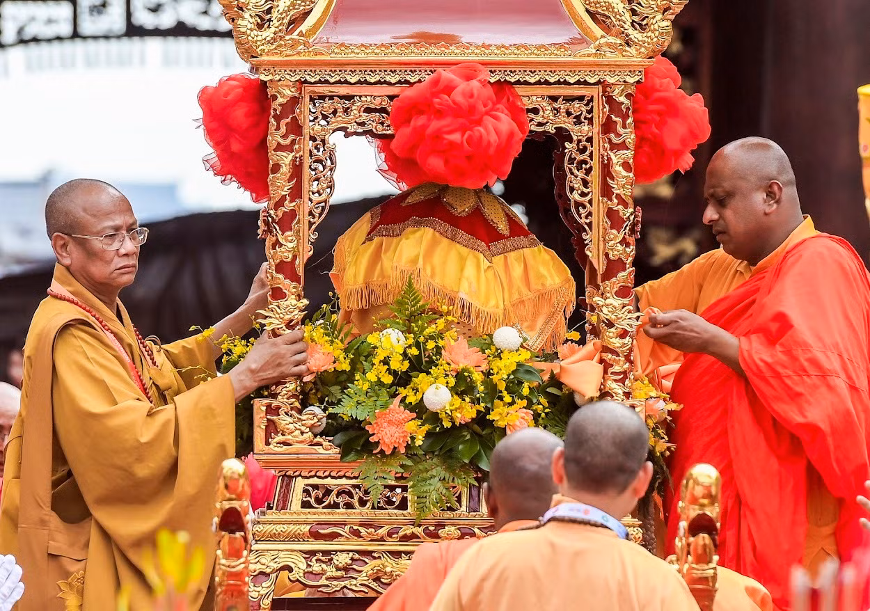 Xá lợi Đức Phật được rước về chùa Tam Chúc.