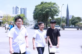 Thí sinh dự thi vào lớp 10 THPT chuyên Nguyễn Huệ năm 2026 tại Hà Nội. Ảnh: Đình Tuệ.