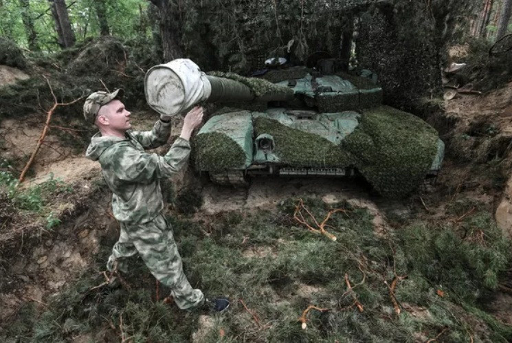 Hình ảnh hiếm kíp lái T-90M Proryv tại điểm nóng