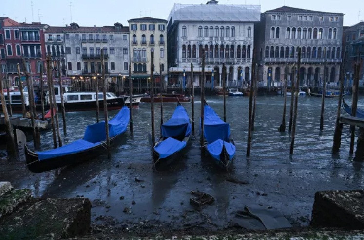 Sống ở Venice trơ đáy 