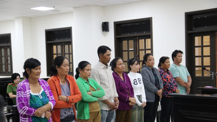 Nhóm buôn người tại tòa. Ảnh: TG