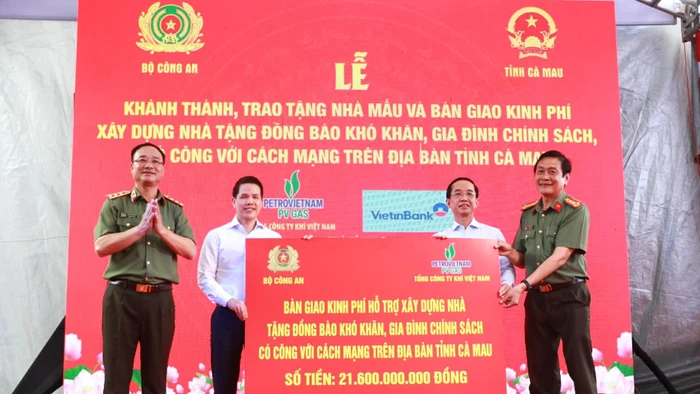 Lãnh đạo tỉnh Cà Mau tiếp nhận kinh phí hỗ trợ xây nhà từ Bộ Công an và đơn vị tài trợ.