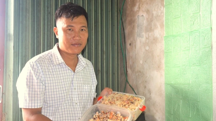 Tiến sĩ Nguyễn Việt Bắc giới thiệu sản phẩm chế biến từ cua.
