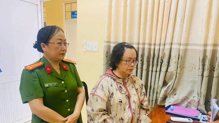 Đối tượng Huỳnh Thị Xuân Mai (áo hoa) bị bắt tạm giam.