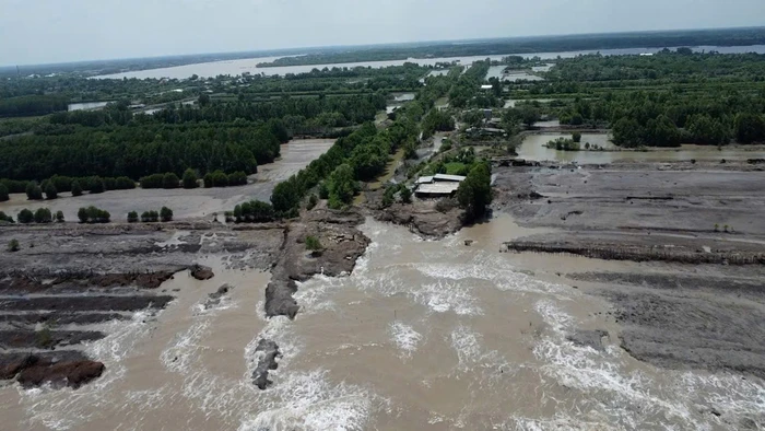 Sạt lở bờ sông, bờ biển ở Cà Mau ngày càng diễn biến phức tạp. 