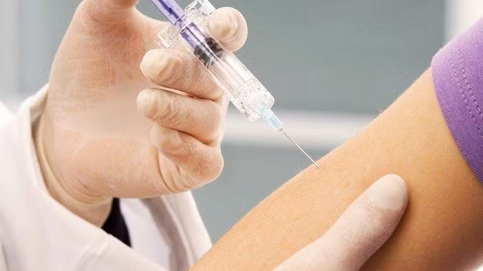 Tiêm vắc xin phòng bệnh (Ảnh minh họa).