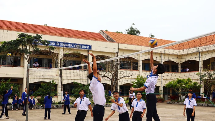 Học sinh Trường THPT Võ Văn Kiệt (Cà Mau) tham gia thể thao trong giờ ra chơi.