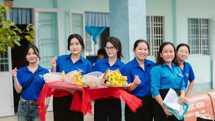 Cô Võ Trúc Xinh (người cầm tập sách) chụp ảnh cùng các Đoàn viên thanh niên.