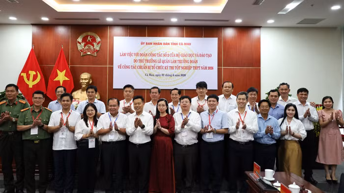 Đoàn Công tác Bộ GD&ĐT chụp ảnh lưu niệm cùng Ban Chỉ đạo Kỳ thi tốt nghiệp THPT tỉnh Cà Mau.