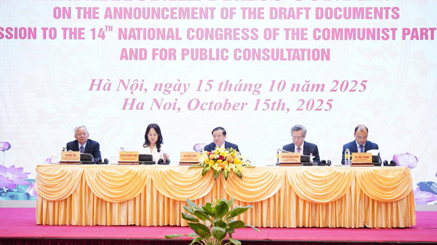 Các đại biểu tham dự chủ trì họp báo