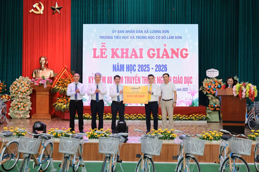 LPBank trao 300 xe đạp cho học sinh nghèo tỉnh Phú Thọ nhân dịp khai giảng