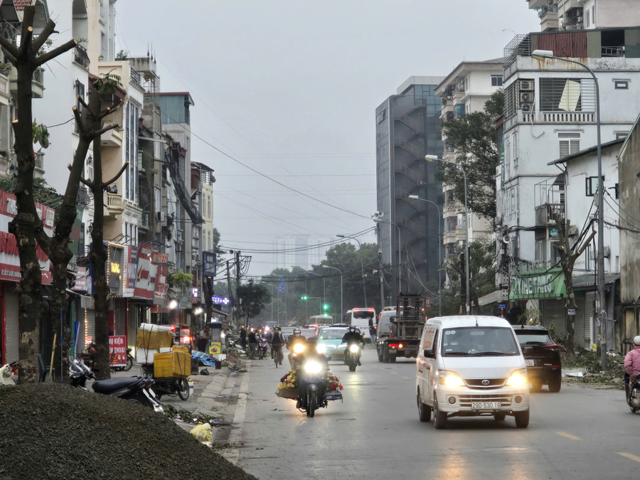 Khẩn trương chặt cây, xén hè tại điểm nóng Bến xe Nước Ngầm