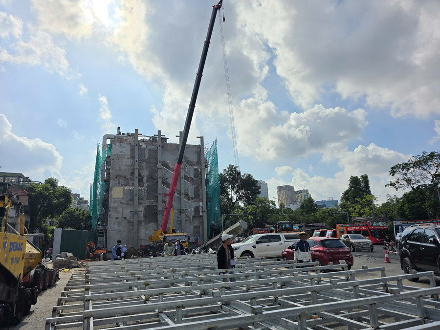 Bãi xe và dải phân cách trên đường đôi Đinh Tiên Hoàng đã được di dời. Hệ thống cây xanh hiện có được giữ nguyên trạng. Các đơn vị sẽ tổ chức lại giao thông và bố trí thêm chậu cây di động, có thể di chuyển vào các ngày cuối tuần. Về lâu dài, thành phố sẽ nghiên cứu thảm bê tông mặt nền quảng trường để tạo cốt phẳng có mái dốc về phía hồ Gươm. Kế hoạch cũng bao gồm việc xây dựng không gian ngầm khoảng 3 tầng hầm dưới quảng trường, dự kiến bố trí khu văn hóa, thương mại và bãi đỗ xe. k9.jpg