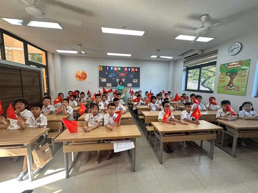 Học sinh lớp 2D Trường Tiểu học Chu Văn An A trong ngày khai giảng, rạng rỡ niềm vui bước vào năm học mới