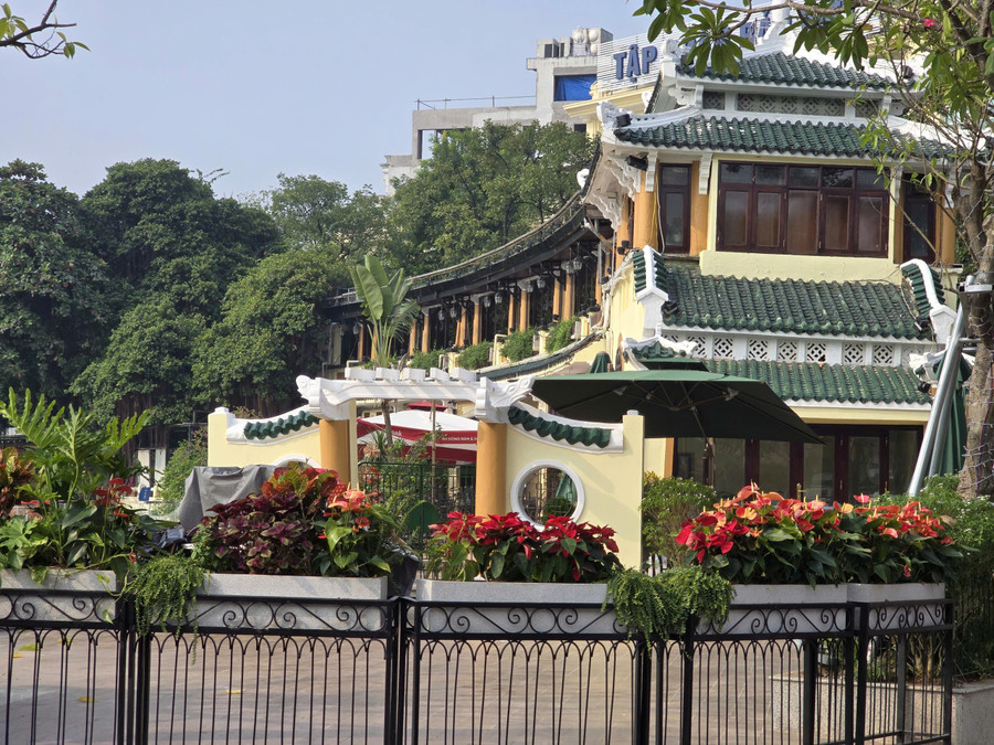 Riêng tại nhà hàng Thủy Tạ, nhiều hạng mục như mái che, mái vẩy đã được chủ sở hữu cải tạo, chỉnh trang a5.jpg