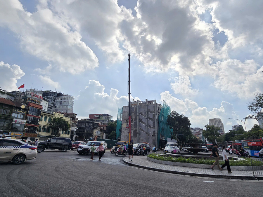 Phá dỡ một phần nhà hàng Thủy Tạ bên bờ hồ Gươm