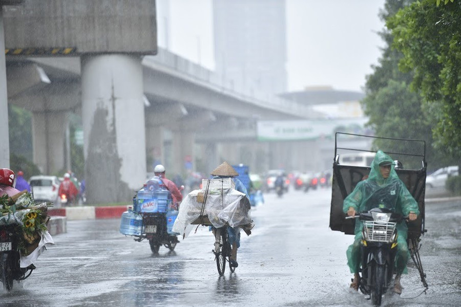 Cảnh báo lũ trên nhiều sông, ngập úng nội thành Hà Nội có thể kéo dài