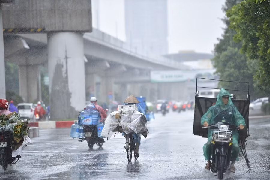 Cảnh báo lũ trên nhiều sông, ngập úng nội thành Hà Nội có thể kéo dài