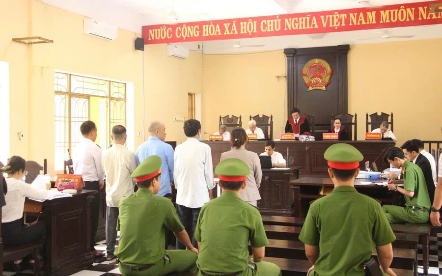 Các bị cáo trong phiên xét xử sơ thẩm
