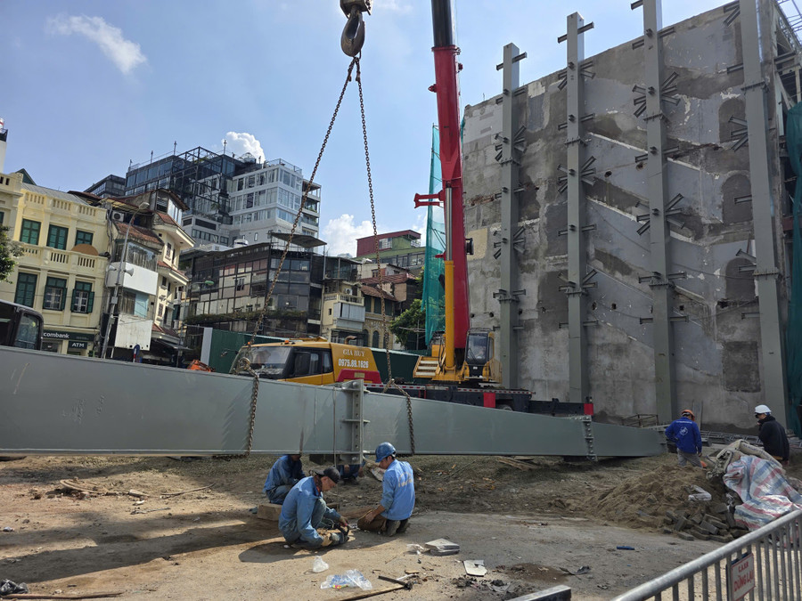 Tòa nhà "hàm cá mập" tại số 1-3-5 phố Đinh Tiên Hoàng cũng đã hoàn tất việc phá dỡ. Sau khi dỡ bỏ công trình này, quảng trường rộng gần 14.000m2 theo quy hoạch chi tiết 1/500 đã được phê duyệt. k6.jpg