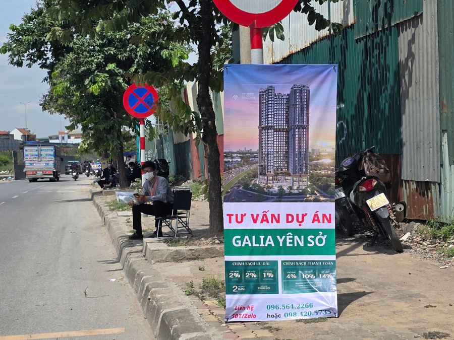Ngay tại khu vực dự án, nhiều môi giới bất động sản liên tục chào mời khách hàng đặt cọc để có quyền mua căn hộ sớm mặc dù dự án vẫn chưa đủ điều kiện mở bán nhà ở hình thành trong tương lại. Theo chuyên gia pháp lý, điều này là vô cùng rủi ro cho những người mua nhà. dcd16e16-7644-4a0d-9329-f3400f6645b0-1.jpg