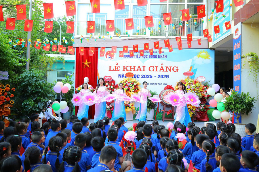 Tiết mục văn nghệ chào mừng buổi lễ khai giảng năm học 2025 - 2026 do cô và trò Trường Tiểu học Đồng Nhân biểu diễn b6.jpg
