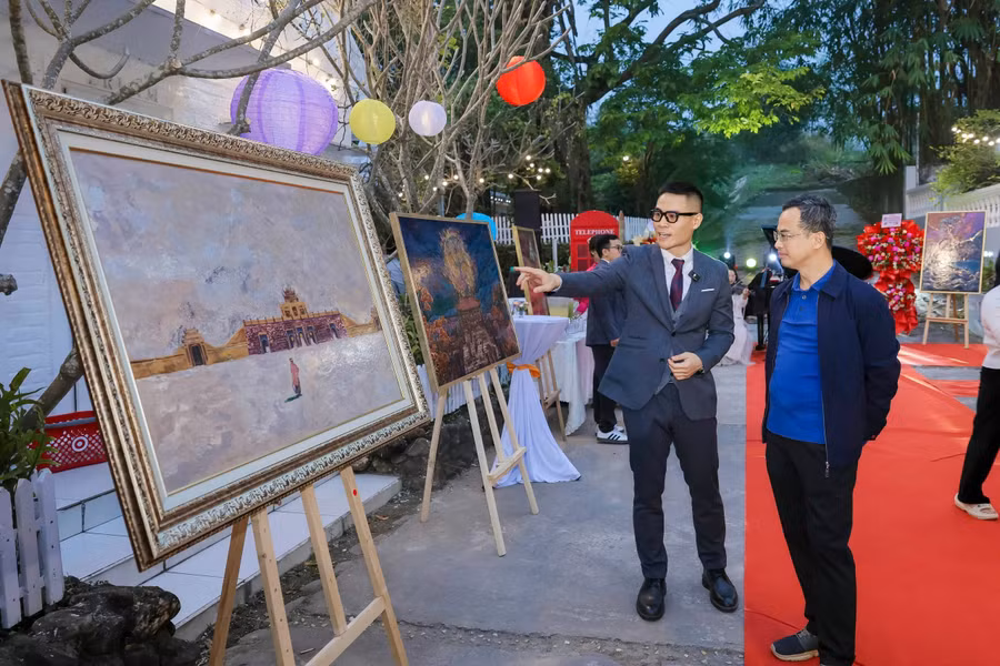 Hoạ sĩ 9X gây sốt với bức sơn mài bán giá 100.000 USD