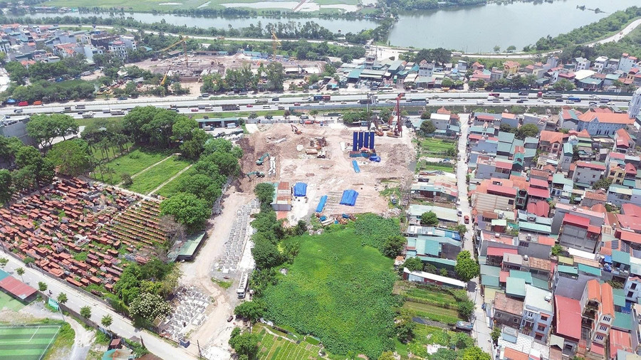 Người xưa có câu: “Nhất cận thị, nhị cận giang, tam cận lộ”, để chỉ một ngôi nhà hoặc một khu đất có phong thủy tốt, thuận lợi trong việc đi lại, lẫn làm ăn. Tuy nhiên, ngay bên cạnh dự án lại là hàng trăm ngôi mộ a1.jpg