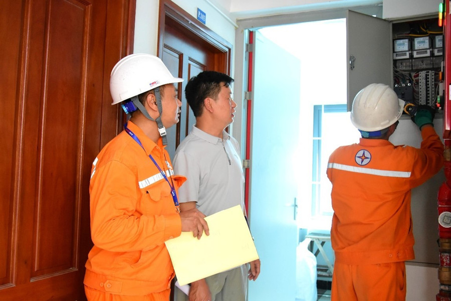 Công nhân EVNHANOI kiểm tra thiết bị điện tại khu vực cho thuê trọ thuộc phường Hà Đông