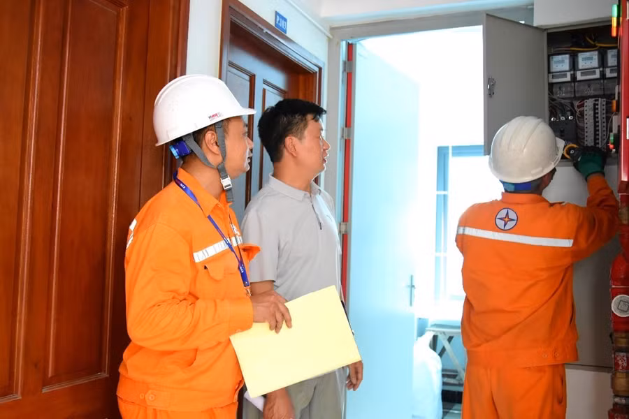 Công nhân EVNHANOI kiểm tra thiết bị điện tại khu vực cho thuê trọ thuộc phường Hà Đông