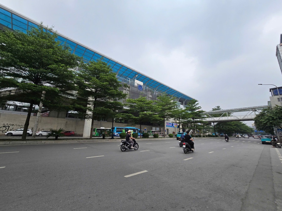 Vị trí thứ tư được khảo sát là khu đất trống tại nút giao Đê La Thành (Vành đai 1) - Kim Mã - Cầu Giấy, theo chiều từ Cầu Giấy về Đê La Thành. Hiện tại, đây là một bãi trông xe đã được cấp phép, có đủ điều kiện để vừa tiếp tục tổ chức trông giữ ô tô, xe máy, vừa có thể lắp đặt thêm các trạm, trụ sạc xe điện. Đặc biệt, khu vực này còn tập trung rất nhiều phương tiện công cộng, tạo điều kiện thuận lợi cho việc trung chuyển của người dân khi thành phố triển khai lệnh cấm xe máy chạy xăng từ Vành đai 1. a7.jpg