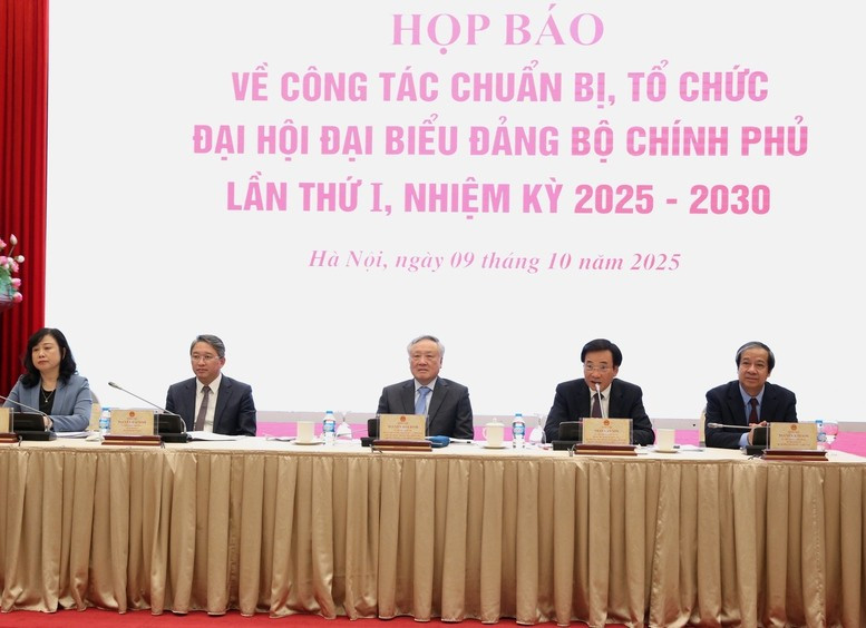 Ủy viên Bộ Chính trị, Phó Bí thư Thường trực Đảng ủy Chính phủ, Phó Thủ tướng Thường trực Chính phủ Nguyễn Hòa Bình cùng lãnh đạo các bộ chủ trì họp báo.