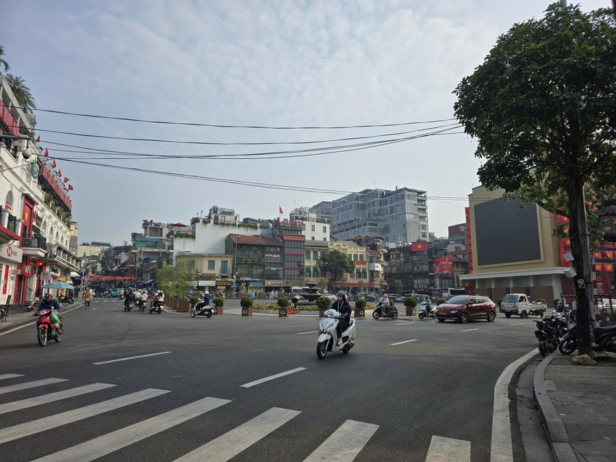 Trước đó, UBND Hà Nội đặt mục tiêu hoàn thành giai đoạn 1 chỉnh trang Quảng trường Đông Kinh - Nghĩa Thục và hoàn thành di dời các công trình phía Đông trước ngày 2/9. Tòa nhà "Hàm cá mập" được xây dựng từ năm 1991-1993, do Tổng Công ty vận tải Hà Nội (Transerco) quản lý. a8.jpg